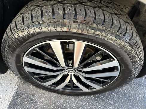 Used 2024 Nissan Pathfinder Platinum image 6