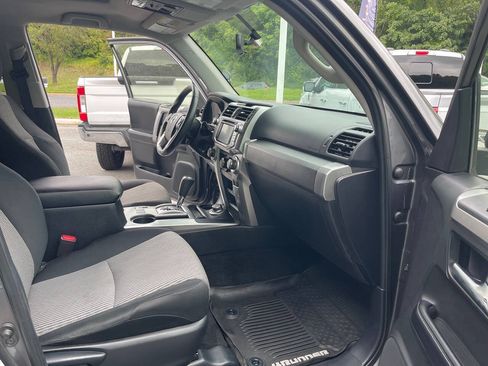 Used 2017 Toyota 4Runner SR5 AWD/4WD image 33