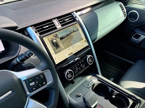 Used 2024 Land Rover Discovery S image 32