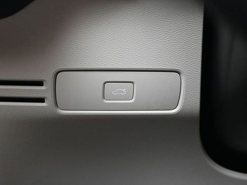 Used 2025 Volvo XC40 B5 Plus w/ Protection Package Premier image 28