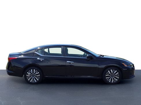 Used 2025 Nissan Altima 2.5 SV FWD image 7