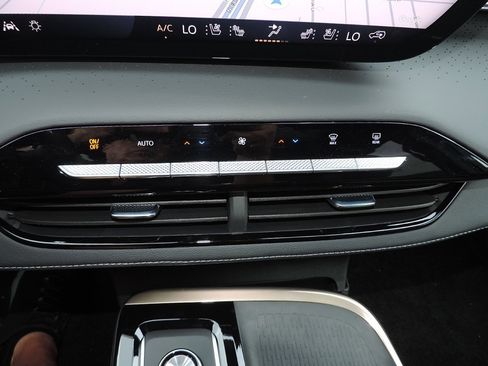 New 2026 Buick Enclave Avenir w/ Super Cruise Package FWD image 24