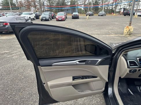 Used 2017 Ford Fusion SE image 11