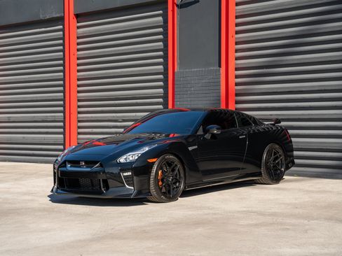 Used 2023 Nissan GT-R Premium w/ Premium Interior Package image 1