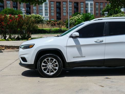 Used 2019 Jeep Cherokee Latitude Plus w/ Comfort/Convenience Group AWD/4WD image 11