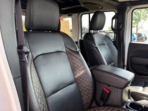 Used 2022 Jeep Wrangler Unlimited Sahara AWD/4WD image 36