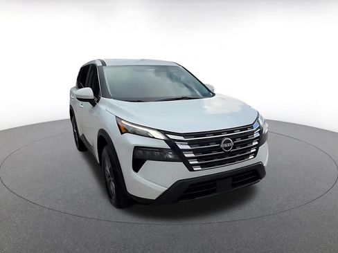 Used 2026 Nissan Rogue SV FWD image 3