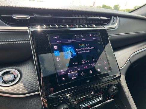 Certified 2025 Jeep Grand Cherokee Altitude AWD/4WD image 18