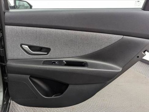 Used 2025 Hyundai Elantra Limited FWD image 19
