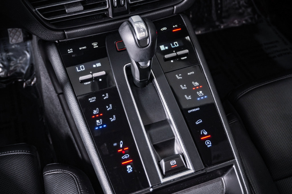 Certified 2022 Porsche Macan S AWD/4WD image 24