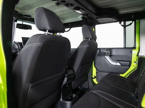 Used 2016 Jeep Wrangler Unlimited Sahara w/ Connectivity Group image 18