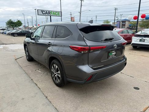 Used 2021 Toyota Highlander XLE AWD/4WD image 9