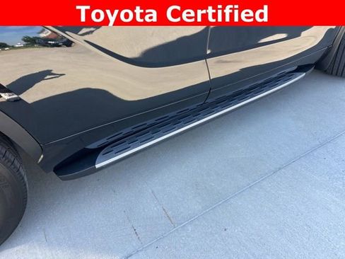 Used 2024 Toyota Highlander XLE FWD image 3