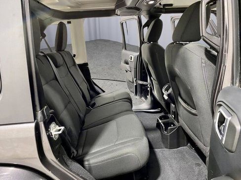 Used 2018 Jeep Wrangler Unlimited Sahara image 14