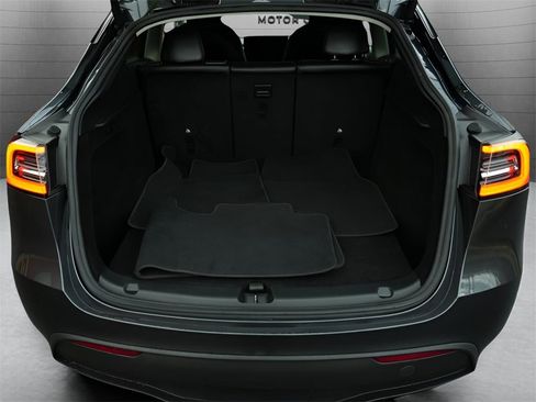 Used 2024 Tesla Model Y 2WD image 18