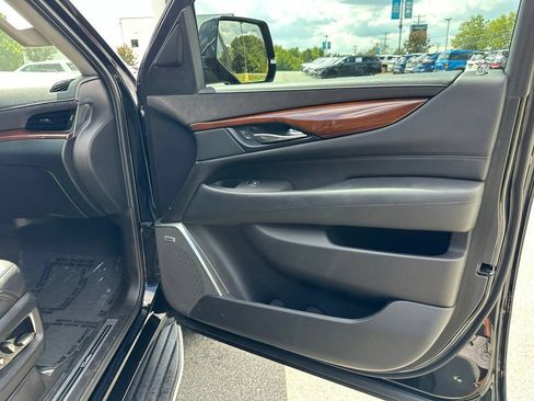Used 2018 Cadillac Escalade Luxury AWD/4WD image 41