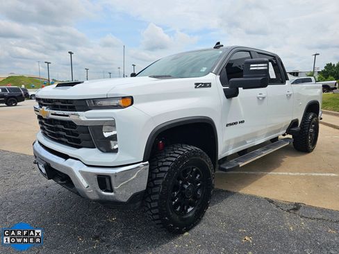 Used 2024 Chevrolet Silverado 2500 LT AWD/4WD image 9
