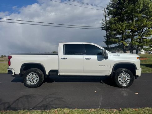 Used 2022 Chevrolet Silverado 2500 High Country w/ Technology Package image 6