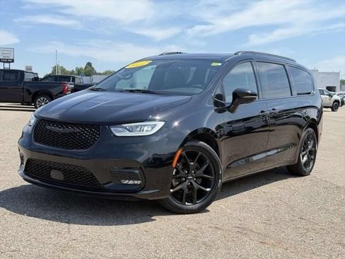 Used 2025 Chrysler Pacifica Limited FWD image 1