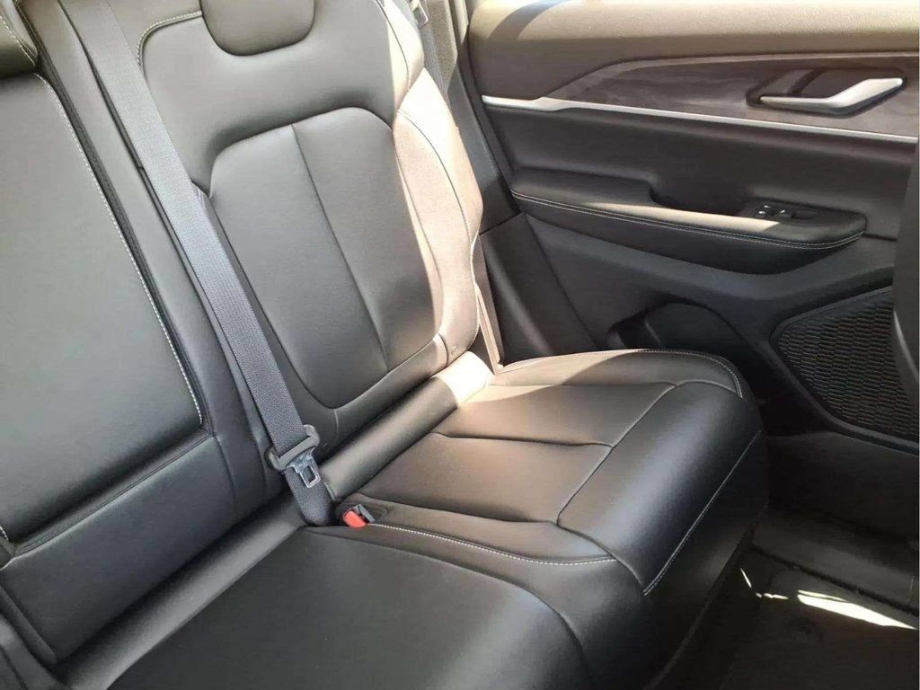 Used 2023 Jeep Grand Cherokee Limited RWD image 18