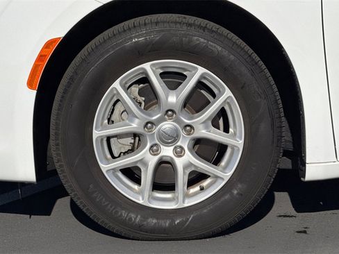 Used 2020 Chrysler Pacifica Touring image 13