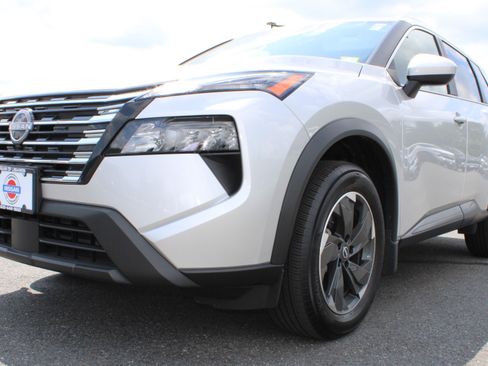 Used 2024 Nissan Rogue SV w/ SV Premium Package AWD/4WD image 17