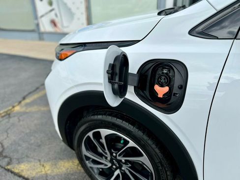 Used 2022 Chevrolet Bolt EUV Premier w/ Sun & Sound Package image 10