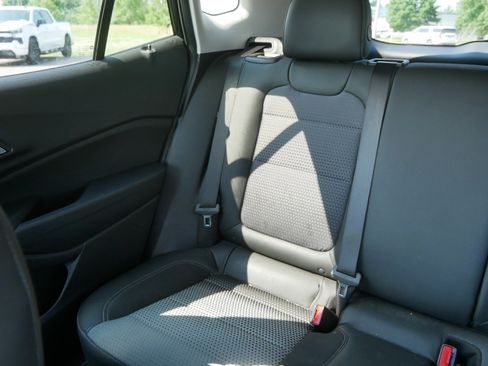 Used 2025 Chevrolet Trax LT FWD image 12