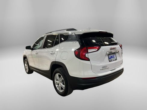Used 2024 GMC Terrain SLE w/ Driver Convenience Package image 2