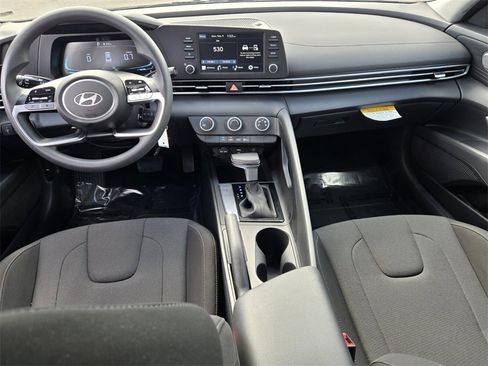 Certified 2025 Hyundai Elantra SE image 12