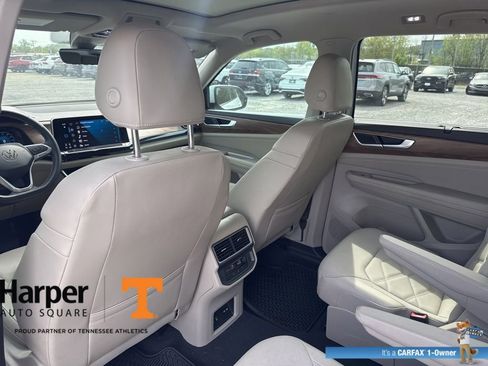 Used 2024 Volkswagen Atlas SE w/ Panoramic Sunroof Package image 11