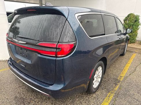 Used 2023 Chrysler Pacifica Touring-L FWD image 4
