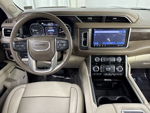 Used 2021 GMC Yukon XL Denali w/ Denali Premium Package image 27