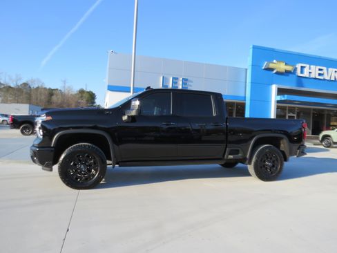 Used 2024 Chevrolet Silverado 2500 LTZ w/ LTZ Plus Package image 2