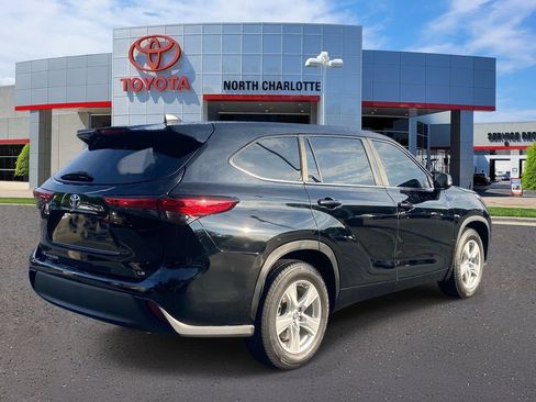 Used 2023 Toyota Highlander LE FWD image 7