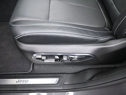 Used 2024 Jeep Grand Cherokee L Overland w/ Luxury Tech Group IV image 16