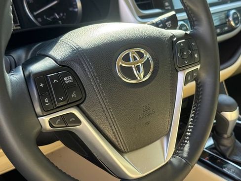 Used 2019 Toyota Highlander Limited FWD image 30