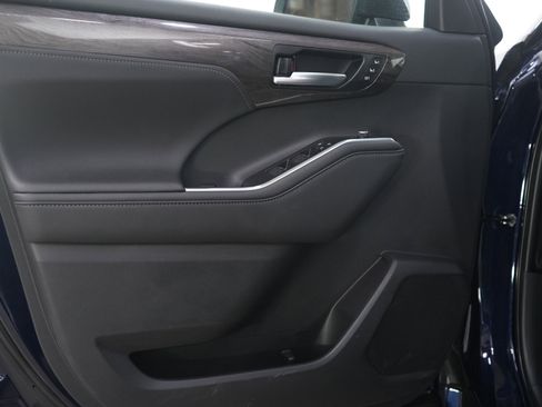 Used 2025 Toyota Highlander Platinum image 21