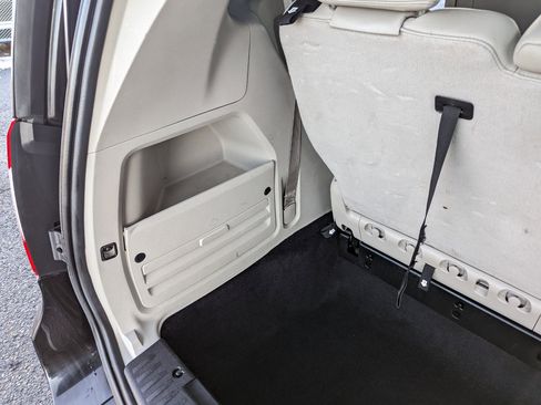 Used 2013 Chrysler Town & Country Touring image 46