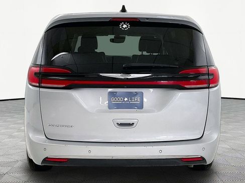 Used 2023 Chrysler Pacifica Touring-L FWD image 5