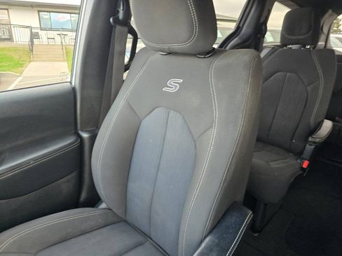 Used 2020 Chrysler Pacifica Touring w/ Advanced Safetytec Group FWD image 23
