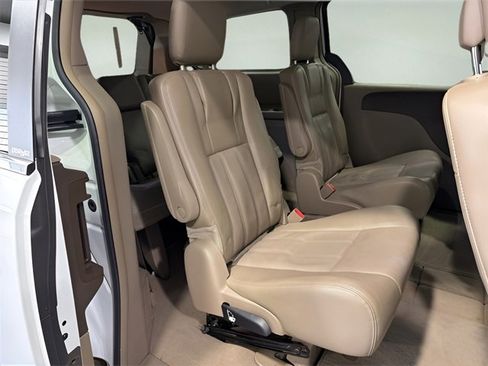 Used 2014 Chrysler Town & Country Touring image 28