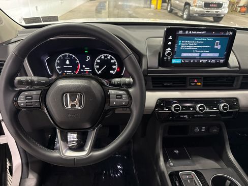 Used 2025 Honda Pilot Touring image 7