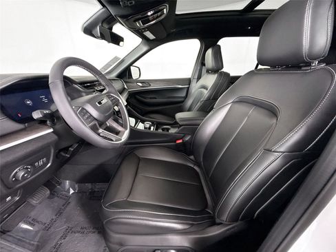Used 2025 Jeep Grand Cherokee Limited RWD image 3