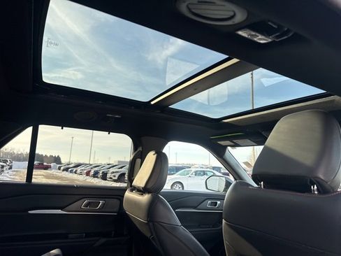 Used 2025 Ford Explorer ST-Line w/ Premium Package image 18