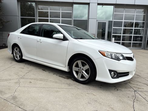 Used 2012 Toyota Camry SE FWD image 2