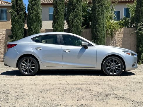 Used 2018 MAZDA MAZDA3 Touring FWD image 3