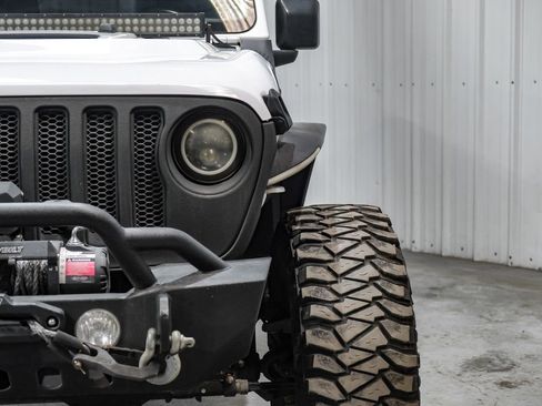 Used 2018 Jeep Wrangler Unlimited Sahara image 45