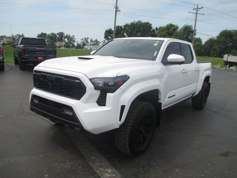 Used 2024 Toyota Tacoma TRD Sport w/ TRD Sport Premium Package AWD/4WD image 10