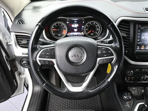 Used 2015 Jeep Cherokee Trailhawk AWD/4WD image 24